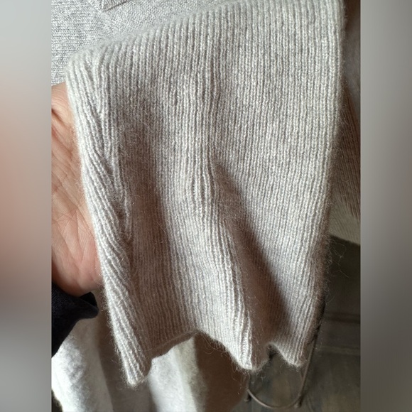 Saks fifth avenue grey cashmere v neck sweater - Picture 3 of 6